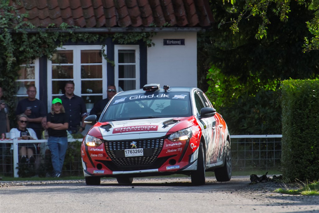 Høj fart i bl.a. Juelsmindes gader var med til at give Jacob Madsen og Line Nedergaard andenpladsen i Rally Juelsminde.
(Foto: Jokum Tord Larsen)